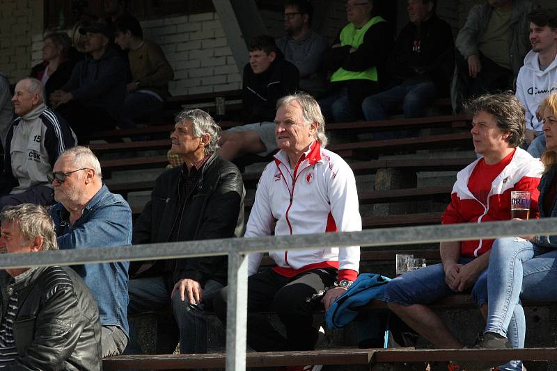 Fotbalisté Hluku (modré dresy) zdolali v sobotním zápase 19. kola krajské I. A třídy skupiny B Nivnici 3:2 a upevnili si druhé místo v tabulce.