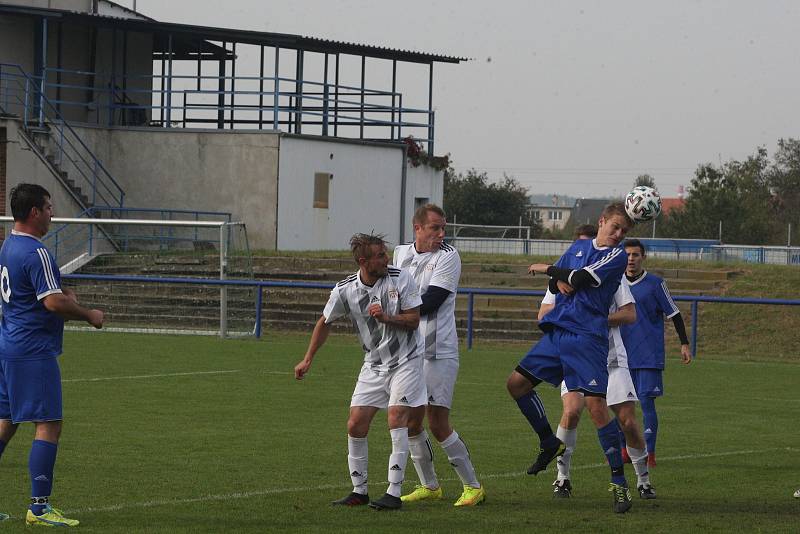 Fotbalisté Kunovic (modré dresy) v 11. kole krajské I. A třídy skupiny B i bez omluveného trenéra Chaloupky zdolali Těšnovice 2:1.