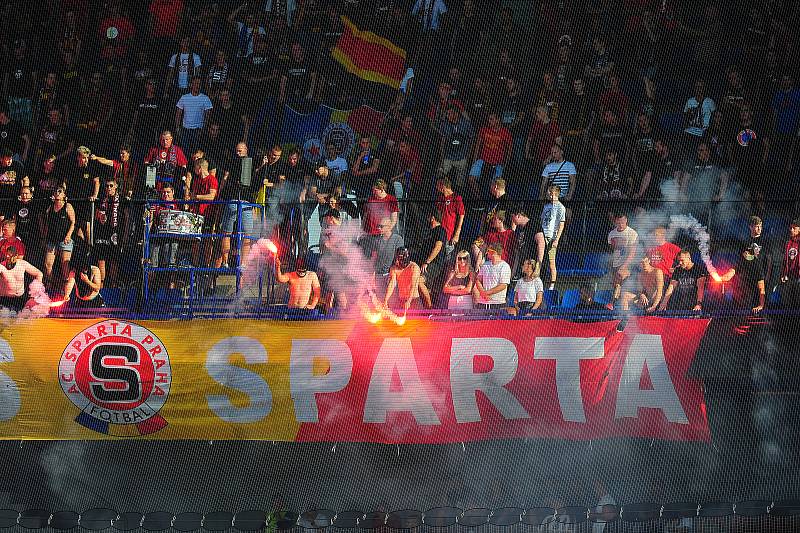 Fotbalové utkání Fortuna ligy mezi celky AC Sparta Praha  a 1. FC Slovácko 5. srpna v Praze. Světlice v sektoru domácího kotle.