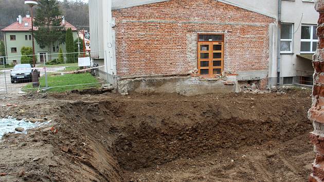Jako ruina těsně před demolicí vypadá v těchto dnech budova kulturního domu v místní části Strání, ve Květné
