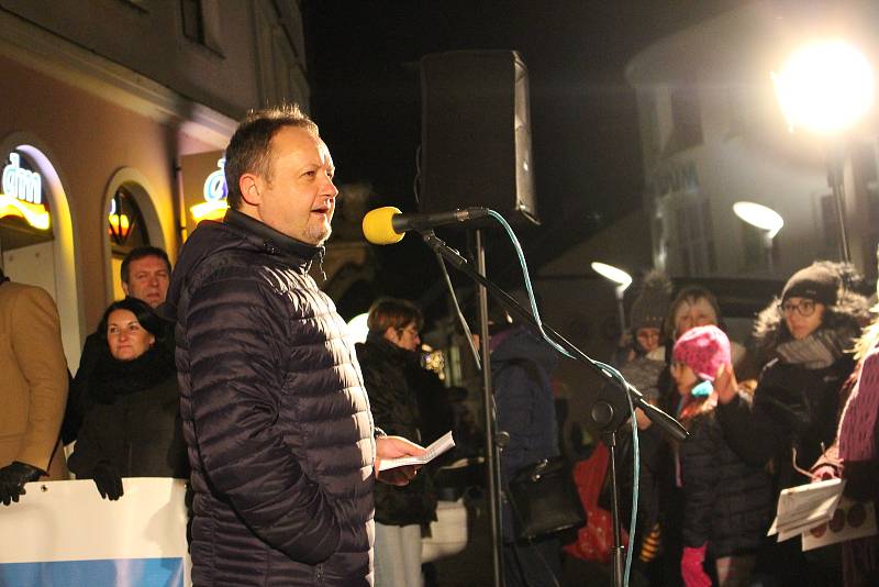 Na Masarykovo náměstí v Uherském Hradišti si přišlo koledy zazpívat asi pět set lidí.