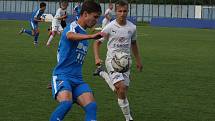 Fotbalisté Slovácka B (bílé dresy) v páteční předehrávce 32. kola MSFL remizovali na hřišti v Kunovicích s juniorkou Ostravy 2:2.