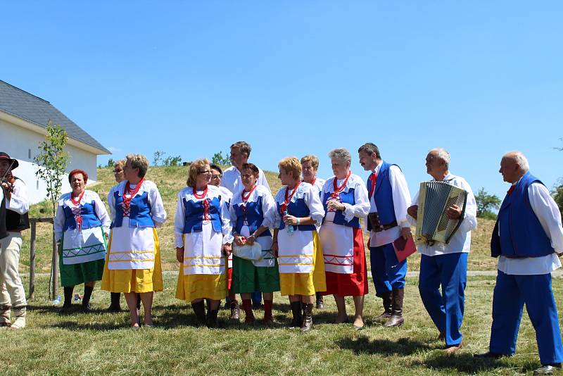 Dny slovanské kultury v Rochus parku. Účinkující folkloristé přijeli z Polska i Chorvatska. Došlo i na mezinárodní kácení májky.