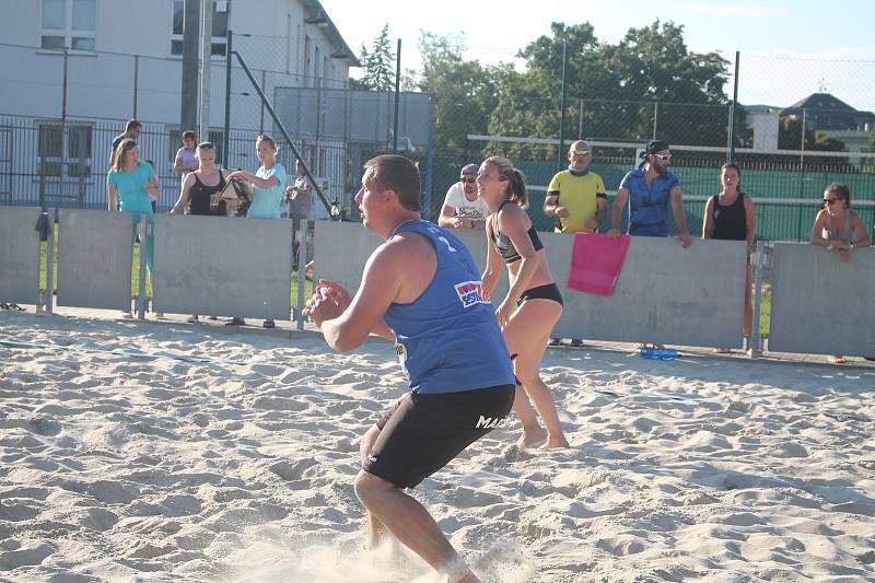 Sedmý ročník benefičního turnaje smíšených dvojic Afrika Beach Open v Uherském Hradišti.