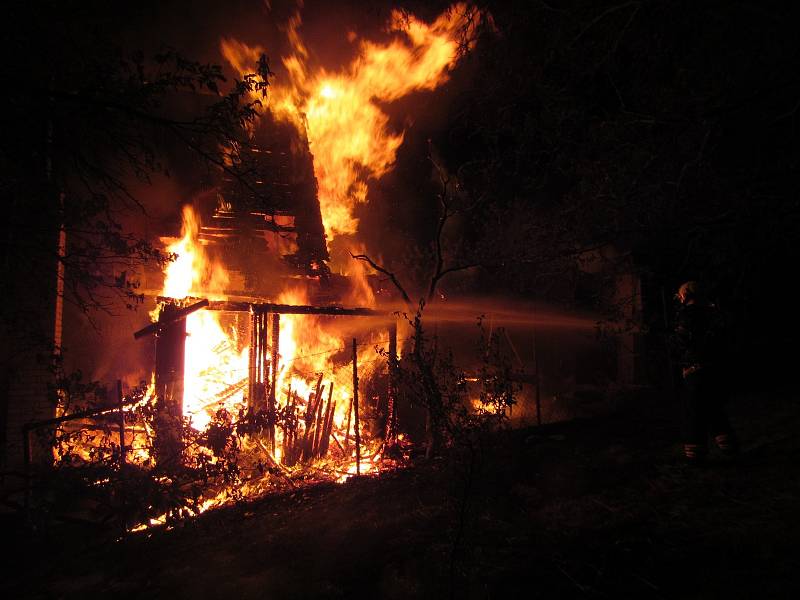 Požár chatky v uherskobrodských vinohradech