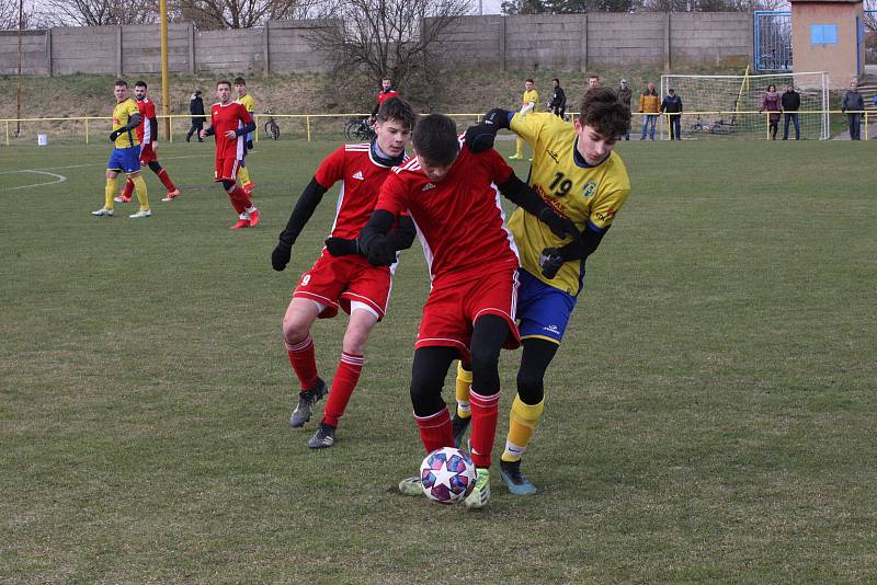 Fotbalisté posledního Uherského Ostrohu (červené dresy) hráli doma se Starým Městem nerozhodně 1:1.