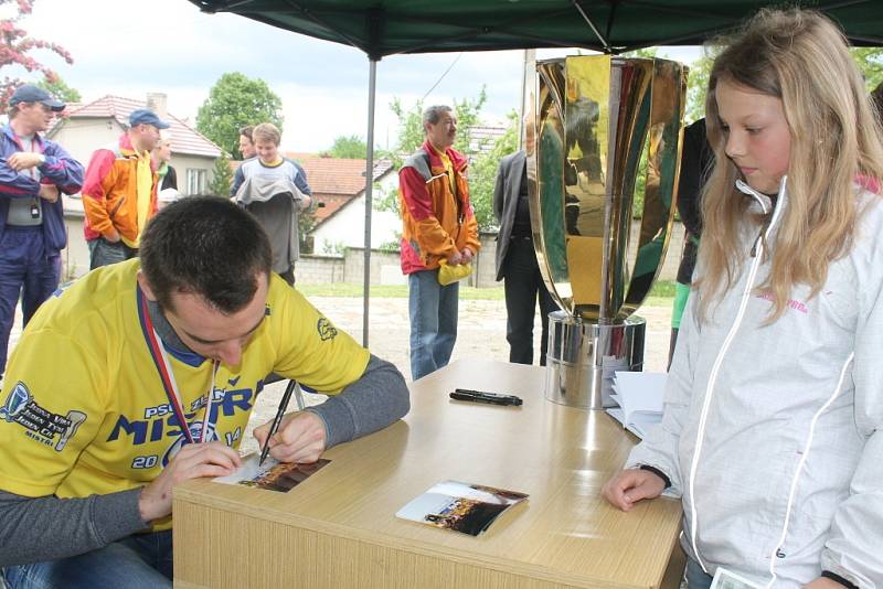 Mistrovský pohár zlínských beranů ve Vlčnově – autogramiáda Martina Matějíčka