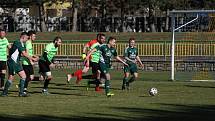 Derby fotbalistů Dolního Němčí (světle zelené dresy) s Nivnicí skončil v I. A třídě nerozhodně 2:2.