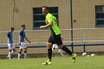 Fotbalisté Slovácka (v bílých dresech) účastníka druhé nejvyšší soutěže porazili jednoznačně 5:0.