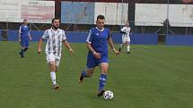 Fotbalisté Kunovic (modré dresy) v 11. kole krajské I. A třídy skupiny B i bez omluveného trenéra Chaloupky zdolali Těšnovice 2:1.