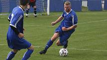 Fotbalisté Kunovic (modré dresy) v 11. kole krajské I. A třídy skupiny B i bez omluveného trenéra Chaloupky zdolali Těšnovice 2:1.