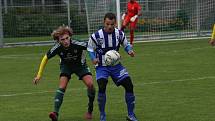 Fotbalisté Nivnice (zelené dresy) doma otočili zápas 7. kola I. A třídy skupiny B, Nedachlebice zdolali 2:1.