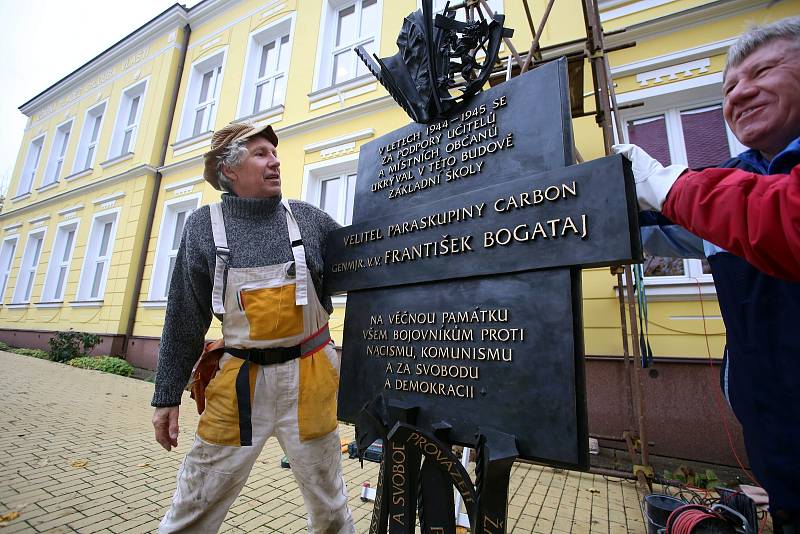 Instalace pamětní desky  generála Františka Bogataje na Základní školu v Ostrožské Lhotě.