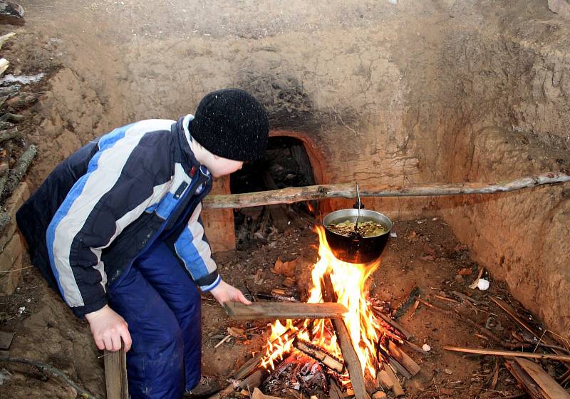 V CHÝŠÍCH SLOVANŮ. Suroviny k zimnímu kuchtění si skauti přinesli z domova. Co si z nich připravili, to si také snědli.