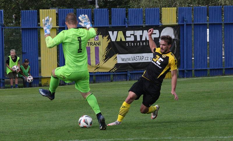 Fotbalisté Strání (černožluté dresy) v sobotním domácím hodovém duelu přehráli Napajedla 3:0.