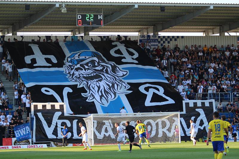 Derby Slovácka (v bílých dresech) se Zlínem