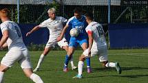 Fotbalisté Slovácka B (bílé dresy) v páteční předehrávce 32. kola MSFL remizovali na hřišti v Kunovicích s juniorkou Ostravy 2:2.