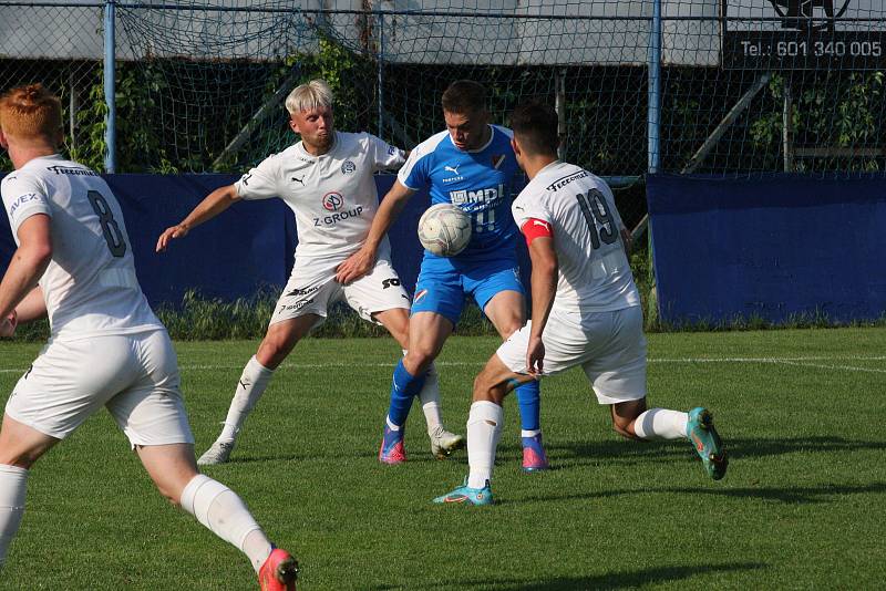 Fotbalisté Slovácka B (bílé dresy) v páteční předehrávce 32. kola MSFL remizovali na hřišti v Kunovicích s juniorkou Ostravy 2:2.