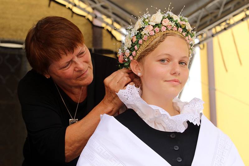 Slovácké slavnosti vína  2017. NEZAPLÉTAJTE MAMIČKO MŇA NA TUHO - účesy a obřadní úprava hlavy žen na Kolejním nádvoří