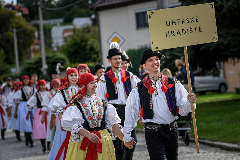 Na tři tisíce krojovaných účastníků z devíti regionů, Polska a Maďarska prošlo centrem Uherského Hradiště při Slováckých slavnostech vína a otevřených památek, 10. září 2022.