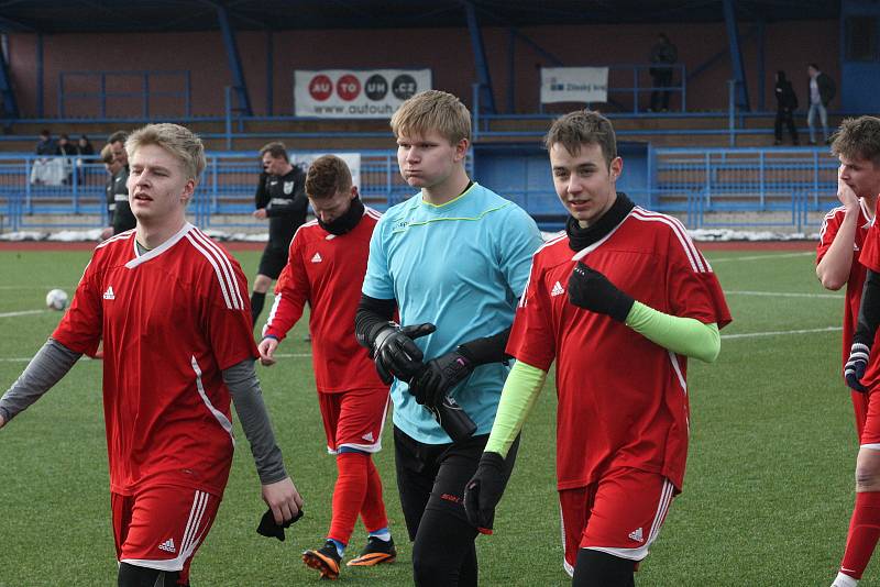 Fotbalisté Dolního Němčí (černé dresy) v zahajovacím utkání jubilejního dvacátého ročníku Gambrinus Cupu podlehli Mladcové 0:2.