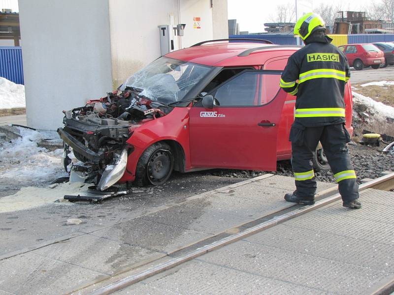 Osobní auto se na přejezdu u Uherského Ostrohu srazilo s vlakem.