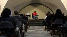 Noc literatury přilákala desítky milovníků psaných děl a čtení. V Mramorovém sále vsetínského zámku četla divadelnice Dagmar Pavloušková.