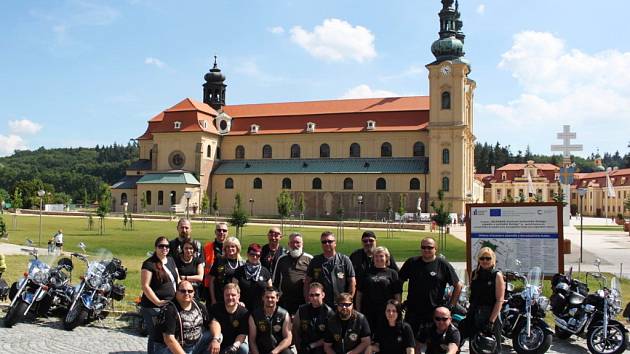 Muži a ženy z Česka a Slovenska si vyjeli v neděli odpoledne na silných mašinách na Velehrad.