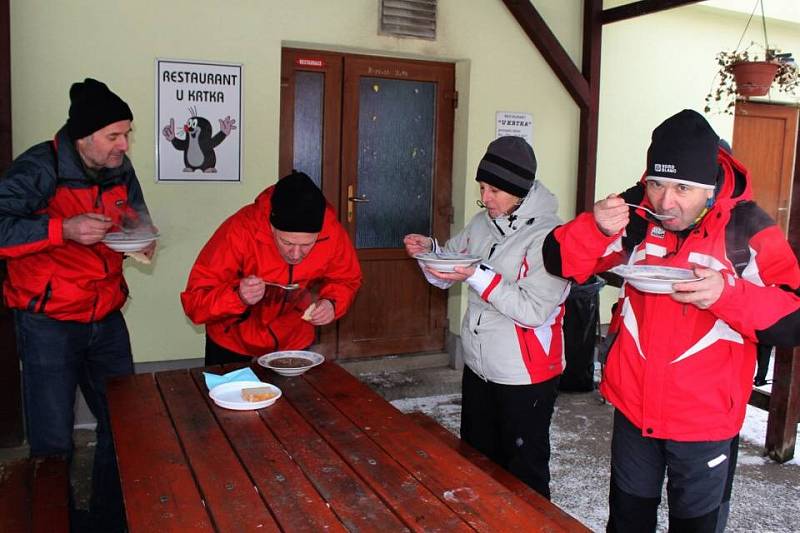 Zabijačka přilákala do sportovní haly turisty i ty, kteří se přišli jenom najíst a nic výšlapem v terénu pro své zdraví neudělali.