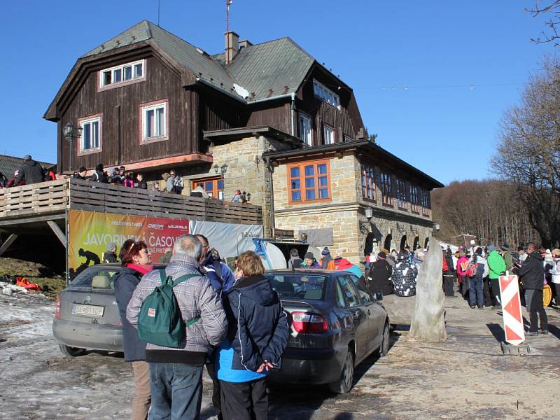 Silvestrovský výšlap na Velkou Javořinu přilákal tisíce Čechů i Slováků.