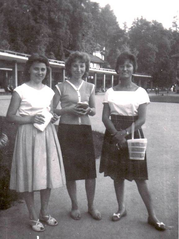 Marie Dvouletá, Marie Tománková a Marie Otrusinová na kolonádě v Luhačovicích, 60. léta.