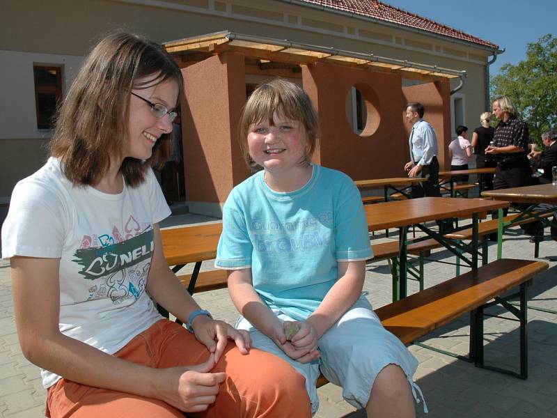 Slavnostního zakončení rekonstrukce bývalé školy na Maršově se zúčastnili také občané.