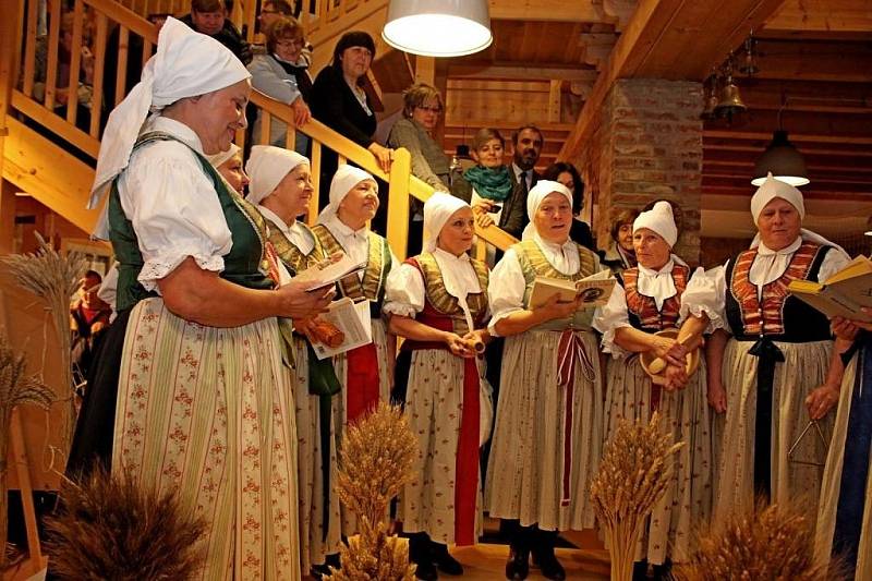 Muzeum Podhradí v Buchlovicích otevřelo výstavu Ukrojte si nás. Je zaměřená na chleba.