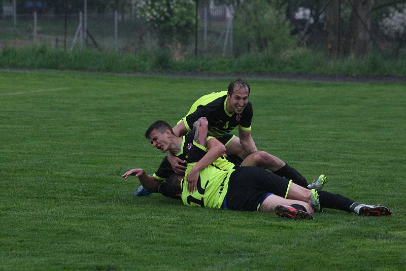 Fotbalisté Jalubí (žlutočerné dresy) v semifinále Poháru OFS Jarošovský pivovar zdolali Nedakonice 3:0.