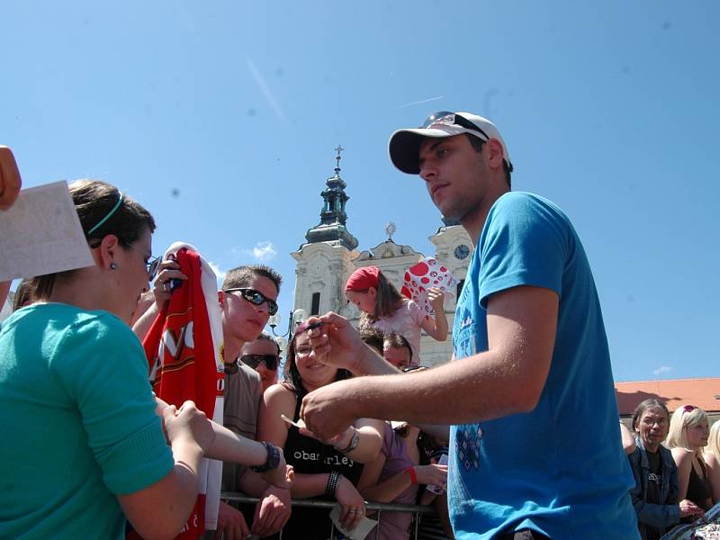 Takhle se Ondřej Pavelec vloni podepisoval fanouškům na Masarykově náměstí v Uherském Hradišti. 