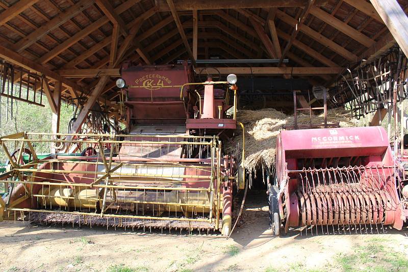 Originální muzeum zemědělských strojů Václava Stodůlky a jeho rodiny se nachází v ořechovském bývalém lomu za zahradou domu.