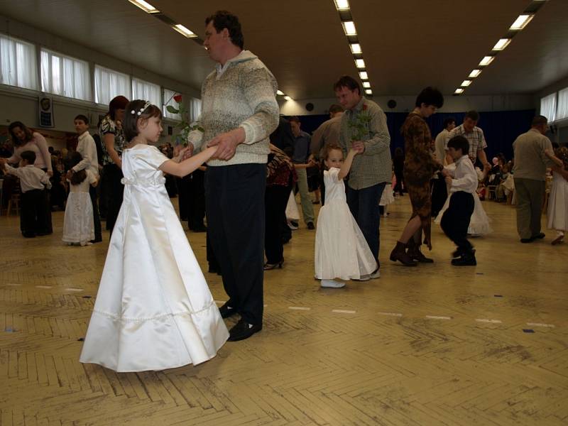 Úvodní tanec dětí s rodiči.