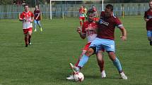 Fotbalisté Slavkova (bíločervené dresy) na úvod nové sezony zdolali Velký Ořechov 1:0.