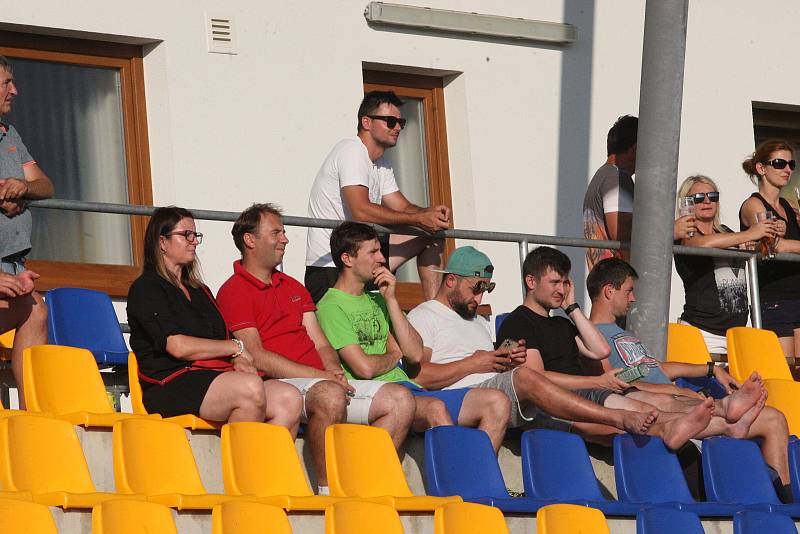 Fotbalisté divizního Strání (žluté barvy) v pátečním přípravném zápase deklasovali Boršice 8:0.