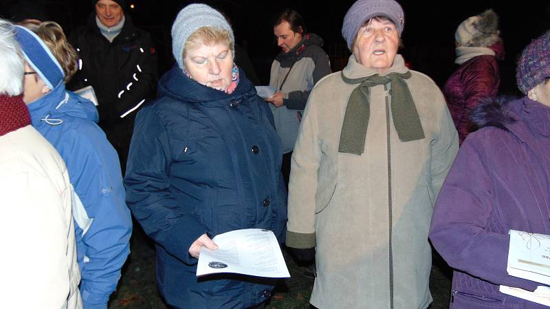 Ve Květné zpívali koledy na zahradě mateřské školy