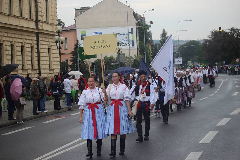 Slavnostní průvod počítal s více než třemi tisíci krojovanými. Ty neodradila ani nepříznivá předpověď počasí.