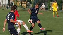 Fotbalisté Uherského Brodu (červené dresy) v prvním kole MSFL remizovali s béčkem Slovácka 3:3.