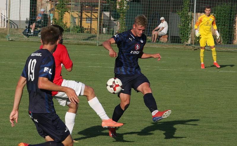 Fotbalisté Uherského Brodu (červené dresy) v prvním kole MSFL remizovali s béčkem Slovácka 3:3.