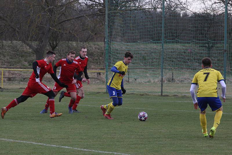 Fotbalisté posledního Uherského Ostrohu (červené dresy) hráli doma se Starým Městem nerozhodně 1:1.