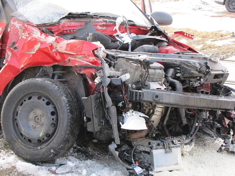 Osobní auto se na přejezdu u Ostrohu srazilo s vlakem.