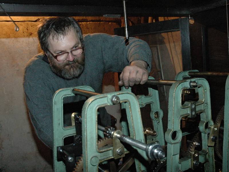 Hodinář Jiří Landa při kompletaci opraveného stroje věžních hodin velehradské baziliky.