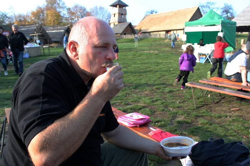 Speciality z pašíků, košt pálenek a dobrá zábava přilákaly v sobotu do skanzenu 800 návštěvníků.