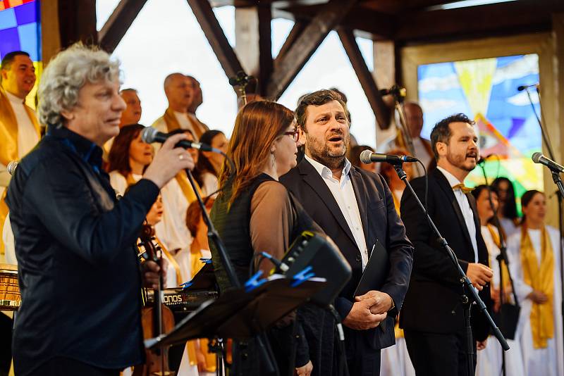 První mimořádný koncert projektu Musica cordis/hudbou k srdci  se konal v neděli 2. června ve skalním sanktuáriu hory Butkov. Tam se představili Hradišťan s Jiřím Pavlicou a sólistkou Alicí Holubovou i sólistou opery Slovenského národního divadla Gustávem