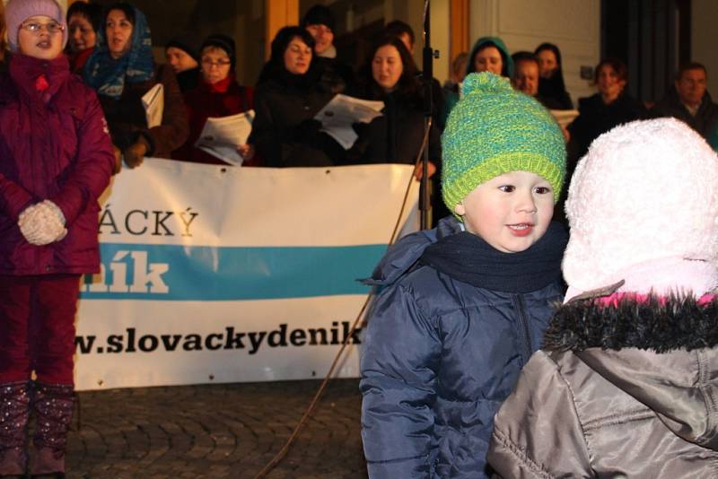 Vánoční koledy si na uherskohradišťské Masarykovo náměstí přišly zazpívat na čtyři stovky návštěvníků. 