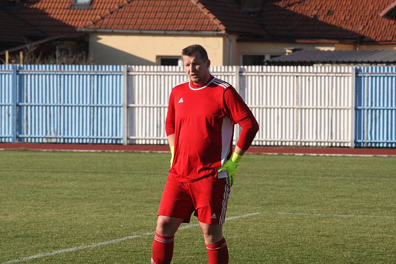 Fotbalisté Hluku (fosforové dresy) v dohrávce 10. kola krajské I. A třídy skupiny B deklasovali Bojkovice 8:1.